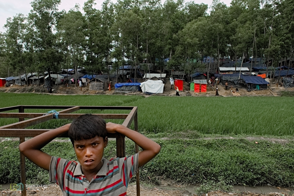 A rohigya muslim boy is looking for relief in the street of Kotupalong, near refugee camp, Kotupalong, ukiya.